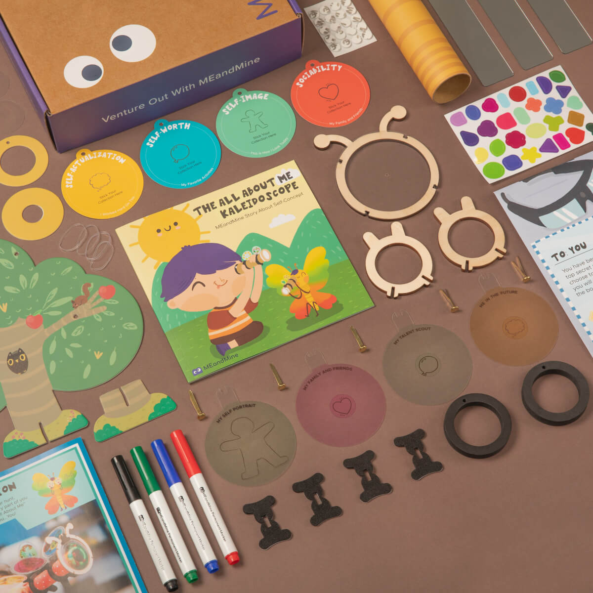 SEL情緒創客探索盒讓孩子在家閱讀繪本故事、DIY動手做。