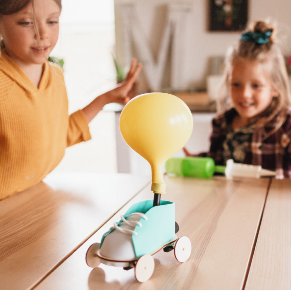 DIY動手做氣球動力車加深幼兒對身體動能的認識，學習肌肉收縮以及能量運作。