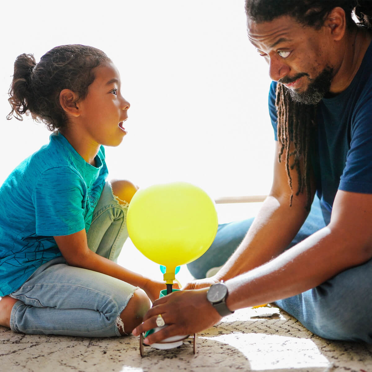 DIY動手做氣球動力車加深幼兒對身體動能的認識，學習肌肉收縮以及能量運作。